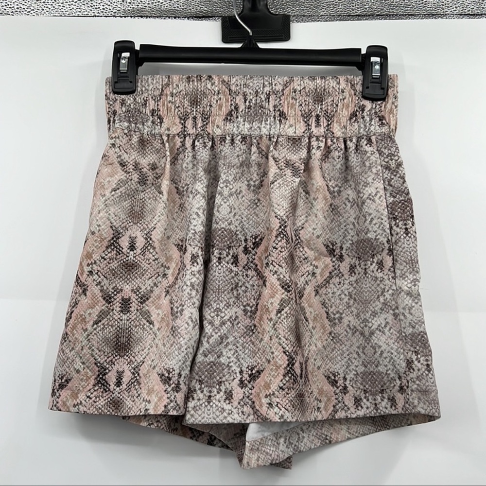🆕Generation Love Amy Shorts High Waist
Soft Snake Choose Love New York NWT - Picture 4 of 9